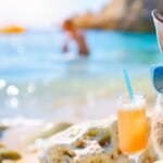 Étude de cas n°1 : Quand l'agresseur joue la victime : le piège du calme apparent Lapin avec lunettes de soleil sirotant un cocktail sur la plage, symbolisant l’apparente détente dans une dynamique relationnelle tendue.