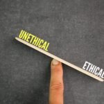 Qu’est-ce que la double morale ? Définition et implications psychologiques double morale