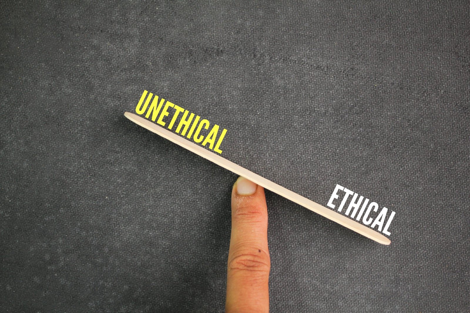 Qu’est-ce que la double morale ? Définition et implications psychologiques